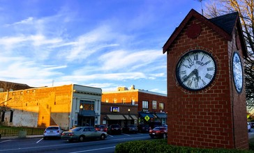 Clocktower_in_Downtown_East_Point_Georgia.jpg