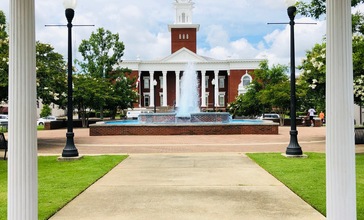 Opelika_Historic_District_Lee_County_Courthouse_Square.jpg