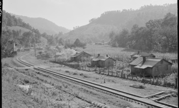 Houses_along_the_railroad_tracks._Fox_Ridge_Mining_Company__Inc.__Hanby_Mine__Arjay__Bell_County__Kentucky_-_NARA_-_541143.jpg