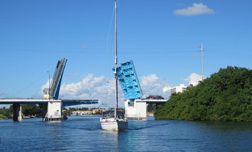 Parker_Bridge_on_US_1_in_North_Palm_Beach_opened_for_sailboat__2010_.jpg