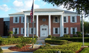 Apopka_City_Hall01.jpg