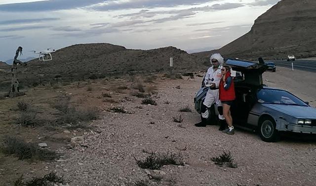 desert-couple-photo-and-drone-filming (featured)
