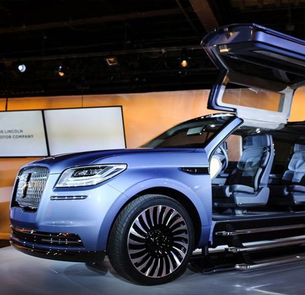 flight-of-lincoln-navigator-concept-suv-with-the-gull-wing-doors (featured)