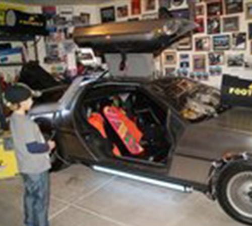 making-a-young-delorean-fans-day (featured)