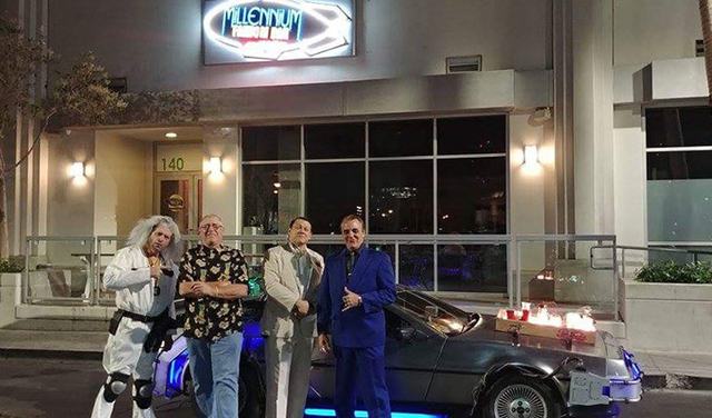 noroads-delorean-last-vegas-night (featured)