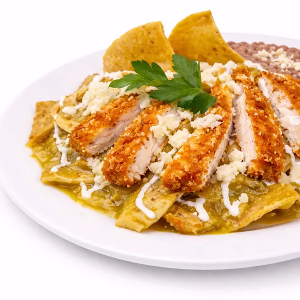 Chilaquiles verdes con milanesa de pollo