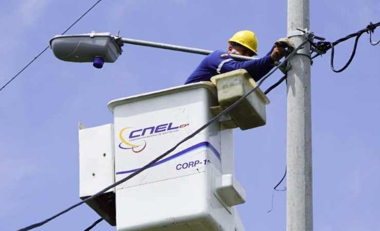 Comunidad rural en Vinces recibe electricidad por primera vez