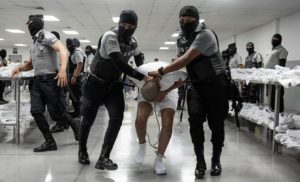 Presuntos miembros del Tren de Aragua fueron deportados desde EE.UU. s El Salvador