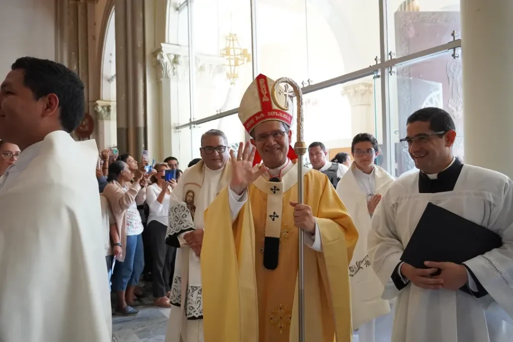 Esto permite que todos los cardenales electores sean candidatos para suceder al papa Francisco. Al momento, monseñor Luis Cabrera, tiene 69 años, esto lo ubica como un candidato real para ser el nuevo Santo Padre.