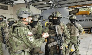 Las Fuerzas Armadas del Ecuador (FFAA) se consolidan como una de las instituciones más valoradas y respetadas en Latinoamérica, según revelan recientes encuestas de confianza ciudadana. Este respaldo se traduce en una reafirmación de su legitimidad y del profundo vínculo que mantienen con la población.