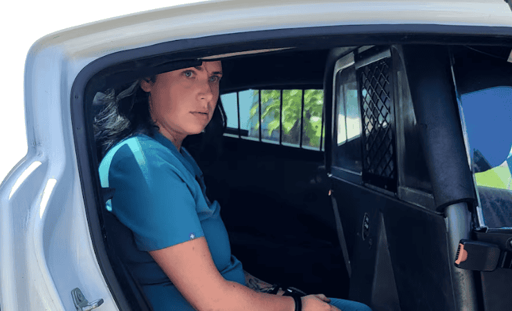 Una mujer en el estado de Florida ha sido arrestada por ejercer ilegalmente como enfermera durante más de un año.