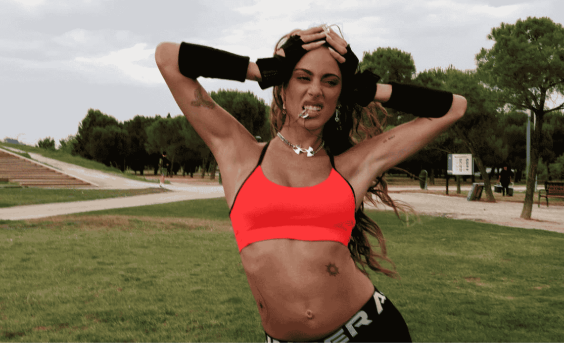 El mundo de la música y el deporte se fusionan en una poderosa alianza. Tini Stoessel, el fenómeno generacional del pop latino, ha sido anunciada como la nueva embajadora global de Under Armour.