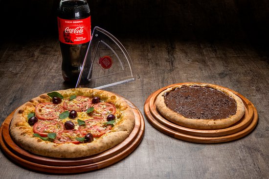Promoção: Na compra de duas pizzas grande ganhe uma brotinho de chocolate ou 1 refrigerante de 1lt