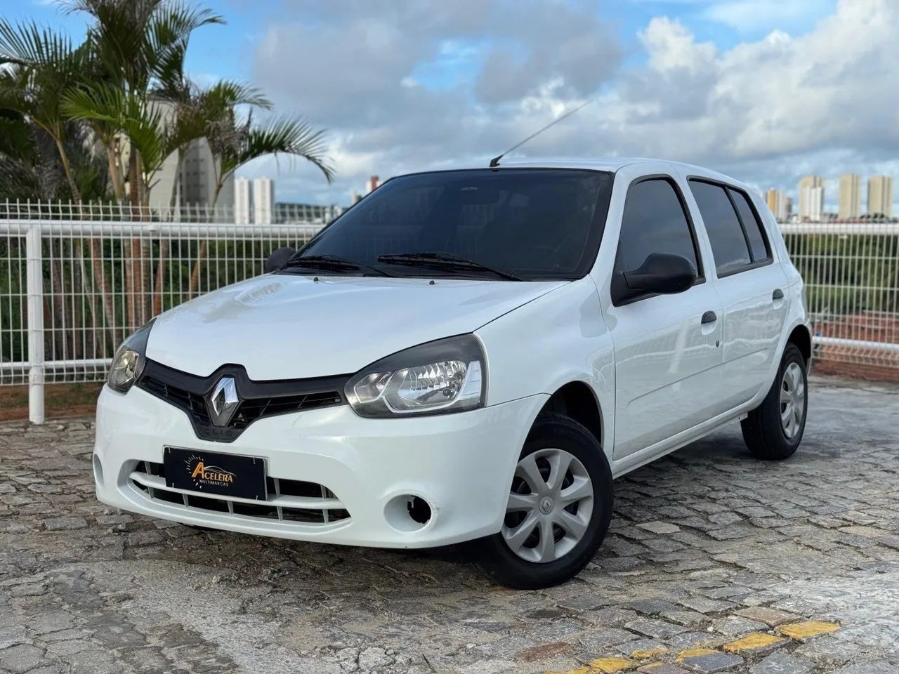 oferta Renault Clio Expression 1.0/1.0 Hi-power 16V 3P 2014 da empresa Acelera Multimarcas