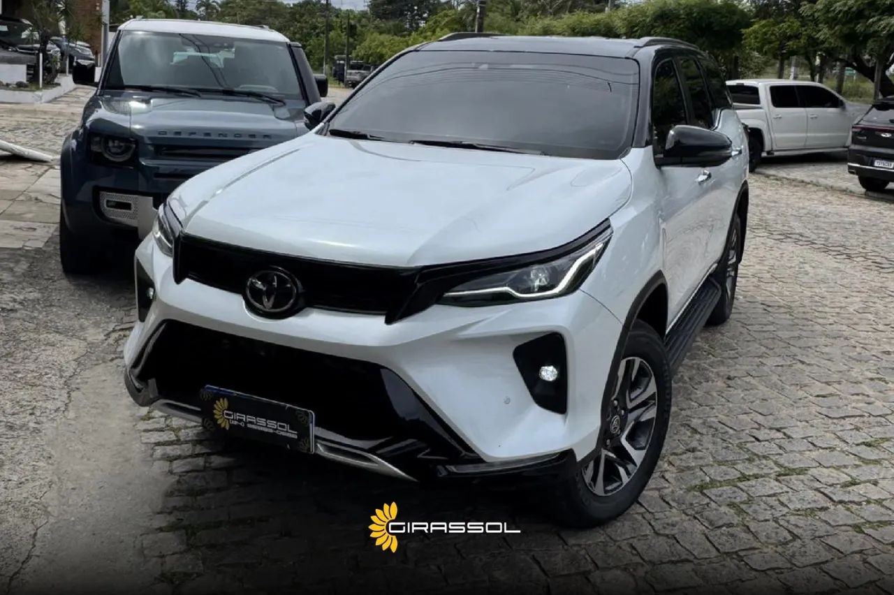 oferta Toyota Hilux SW4 SRX Plat. 4X4 2.8 TB Die. Aut. 2025 da empresa Girassol Veículos