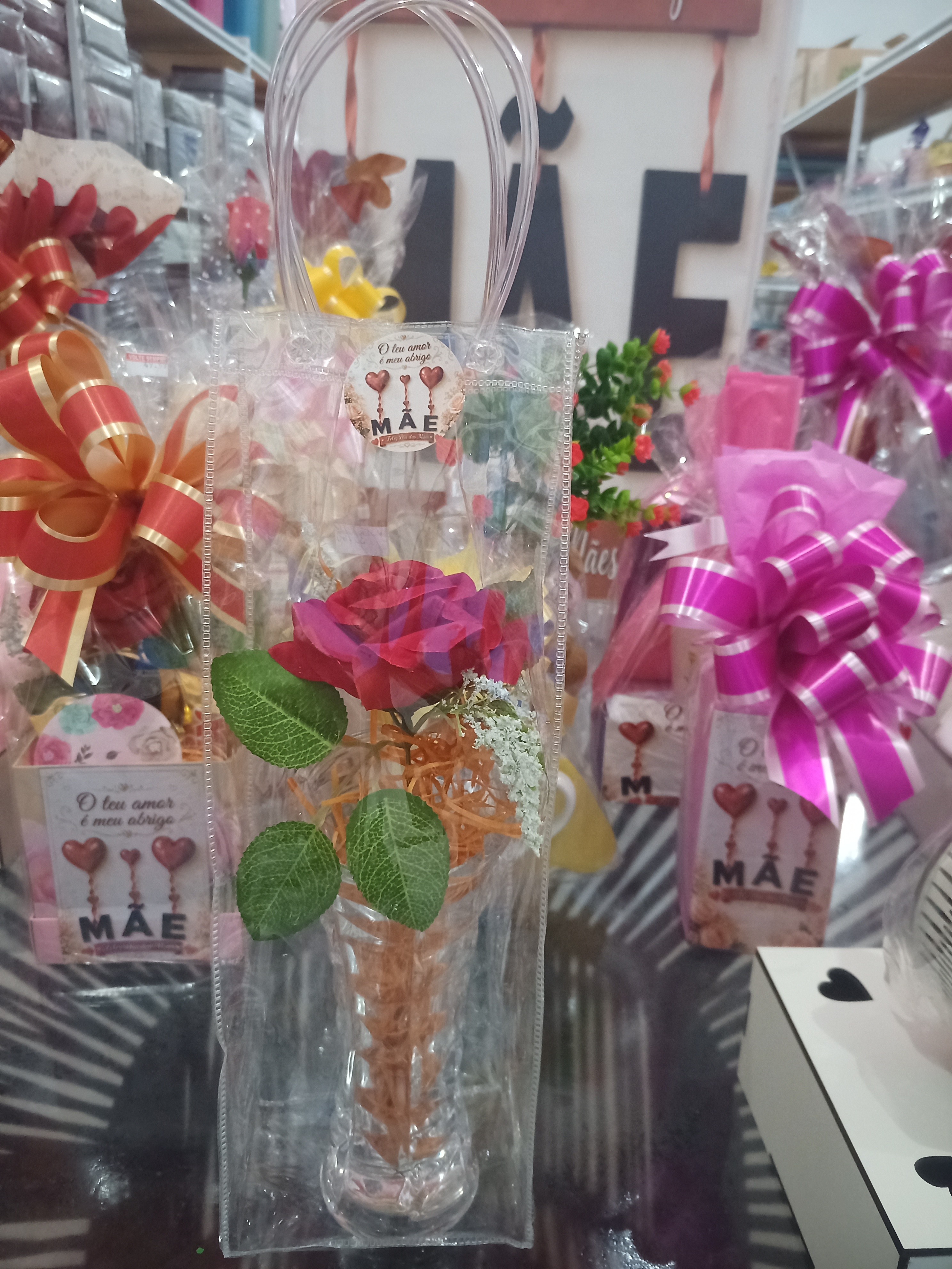 oferta Presente rosa vermelha da empresa Drica Bomboniere & Embalagens