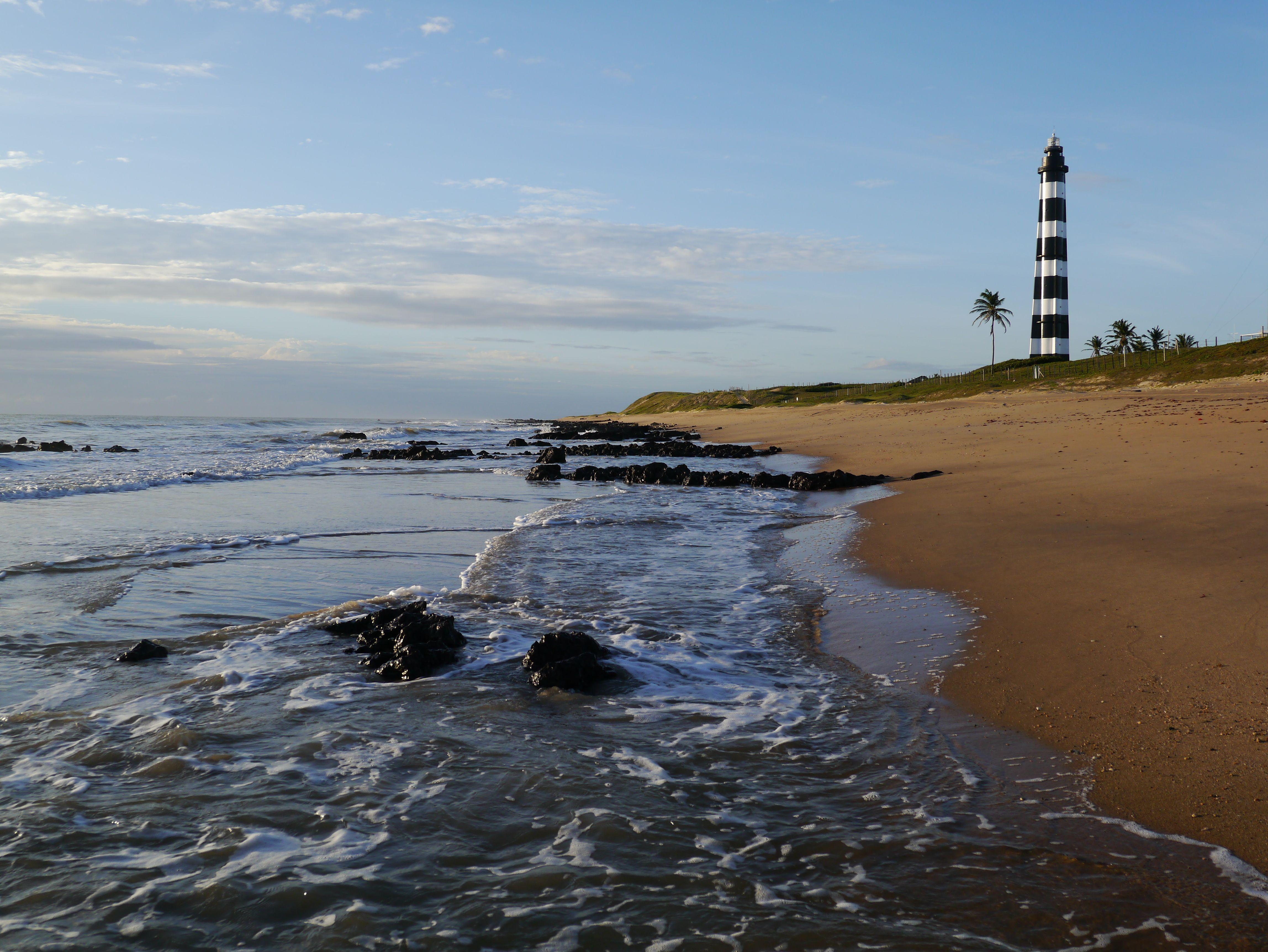 Descubra a Beleza Intocada da Praia do Farol em Touros, Natal, RN: Um Paraíso Tropical