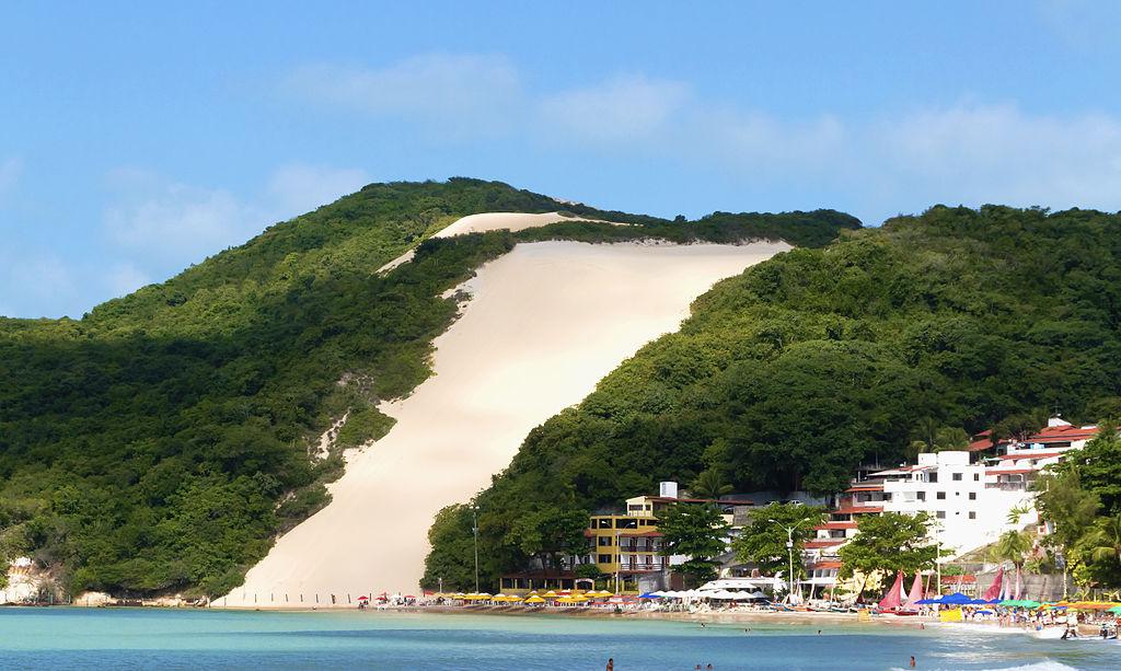 Descubra a Beleza da Praia de Ponta Negra e o Encanto do Morro do Careca em Natal, RN