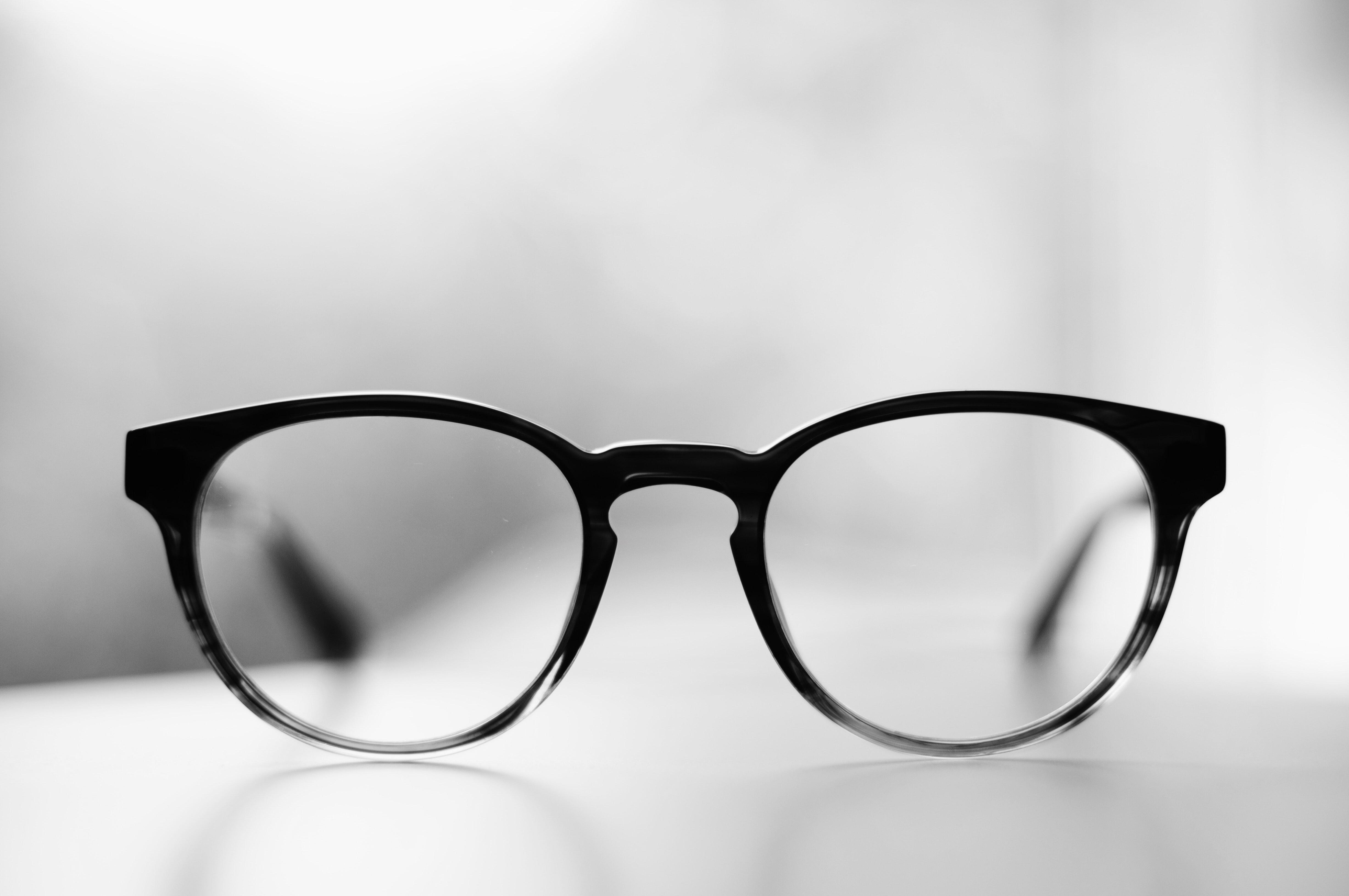 O que levar em consideração ao escolher o seu modelo de armação de óculos