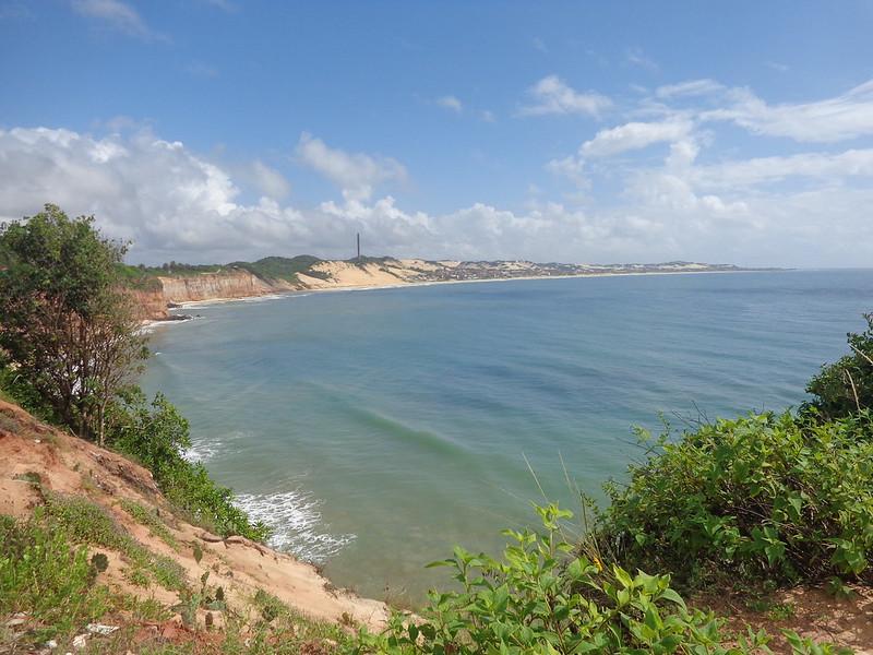 Descubra a Magia da Baía dos Golfinhos na Praia de Tabatinga em Nísia Floresta, RN: Um Encontro Inesquecível