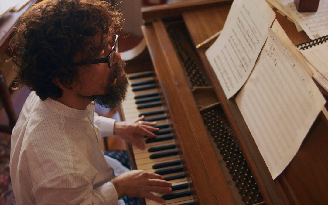 “She Came to Me”: Anne Hathaway y Peter Dinklage en una nueva rom-com