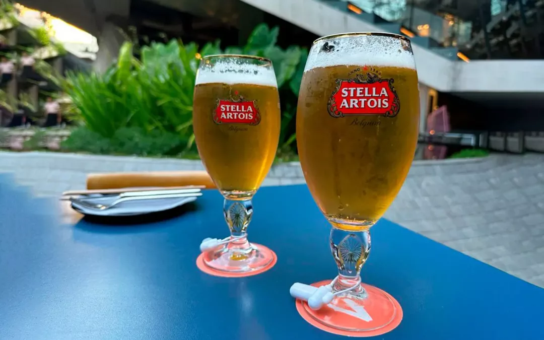 Creativa medida para que no se lleven los vasos de cerveza