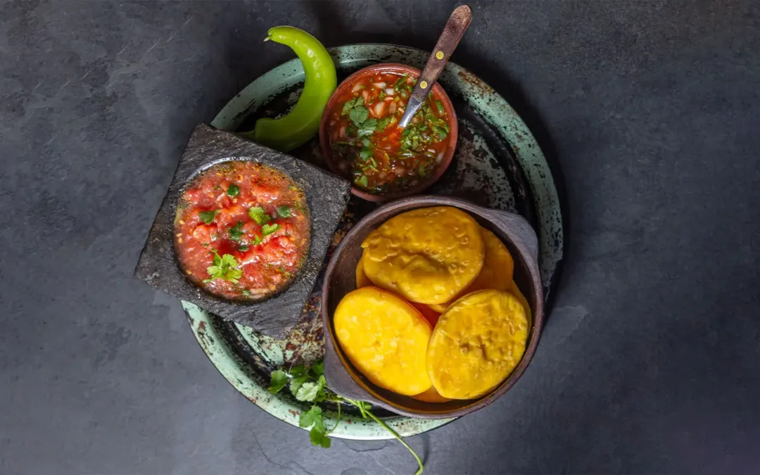 Frescura y sabor: Disfruta un pebre con toques de albahaca