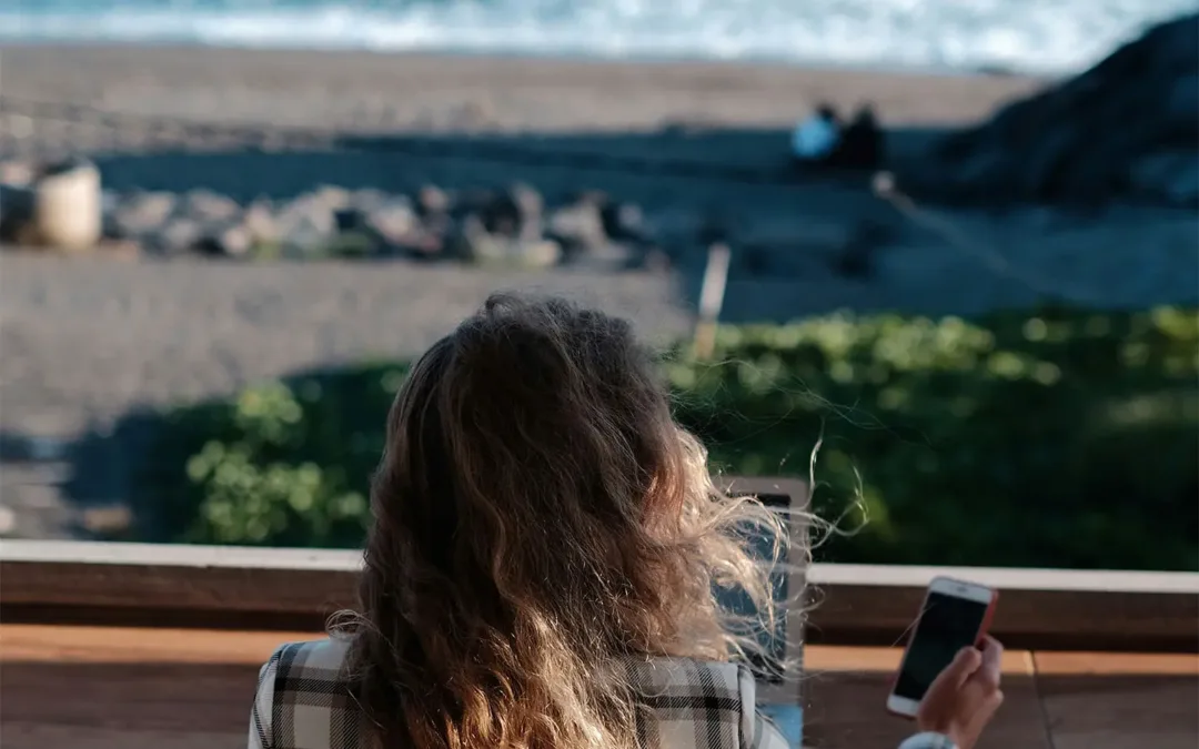 Trabajar para Chile viviendo en Europa: ¿Cómo convertirse en nómada digital?