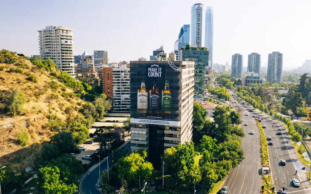 Jack Daniel’s se une a proyecto de economía circular reutilizando carteles en vía pública
