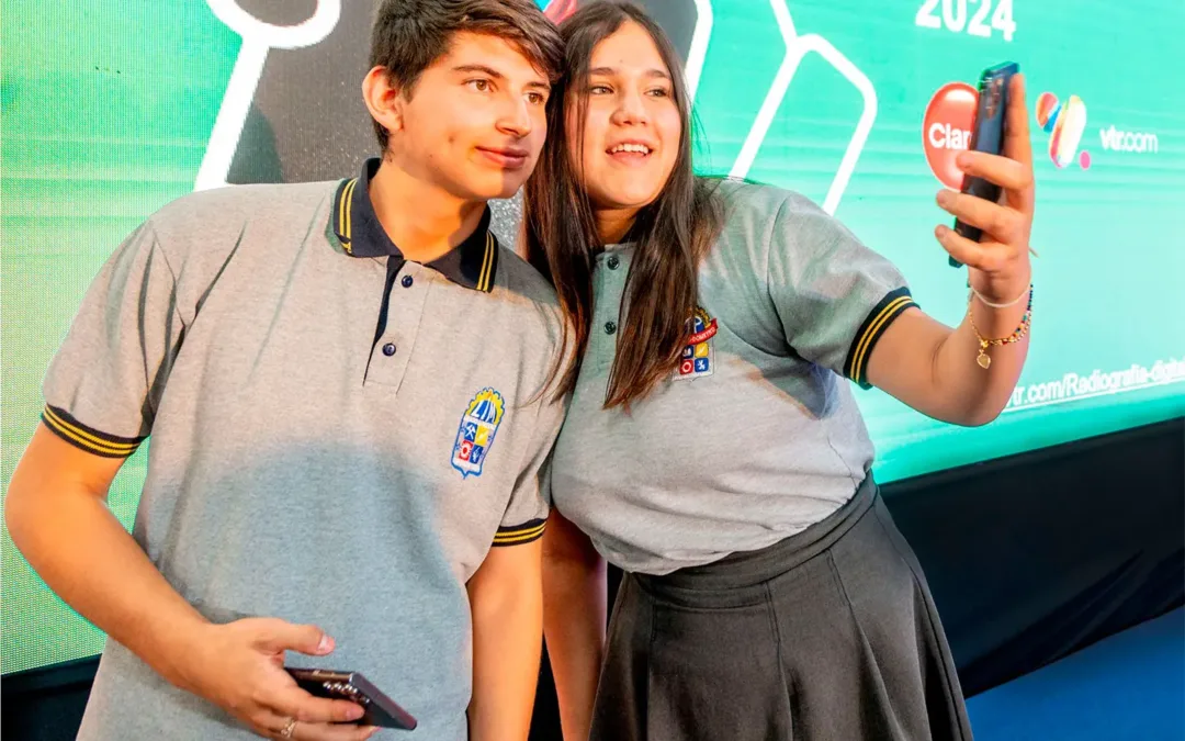 Niños chilenos reciben a los 8 años su primer teléfono móvil