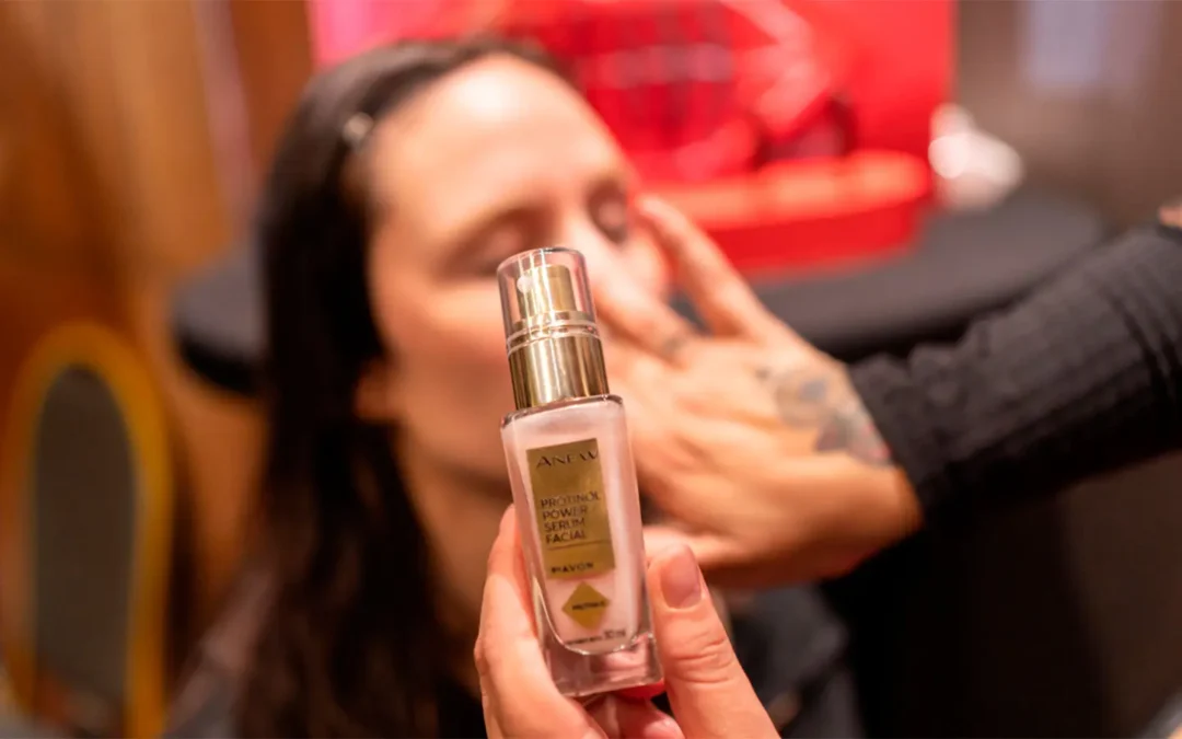 Pieles glowy y la nueva máscara Exxtravert protagonizaron el Andes Fashion Week con Avon