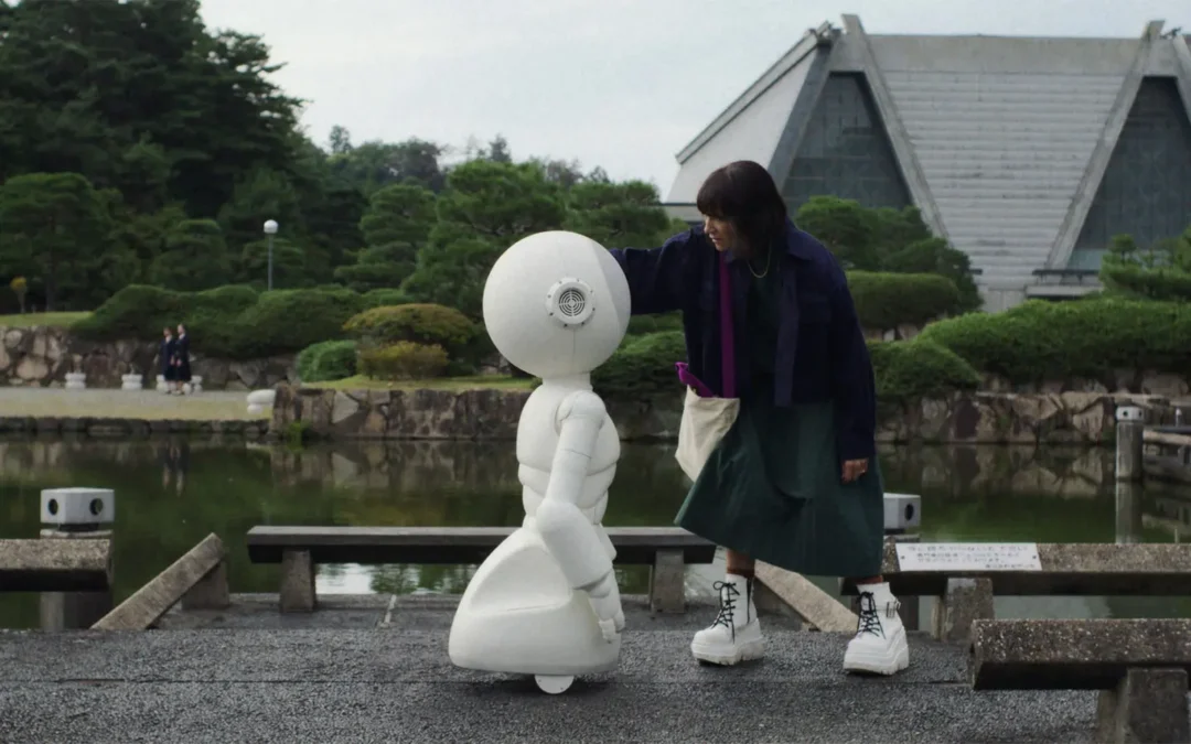 Apple TV+ estrenó tráiler de “Sunny” la serie de misterio con Rashida Jones