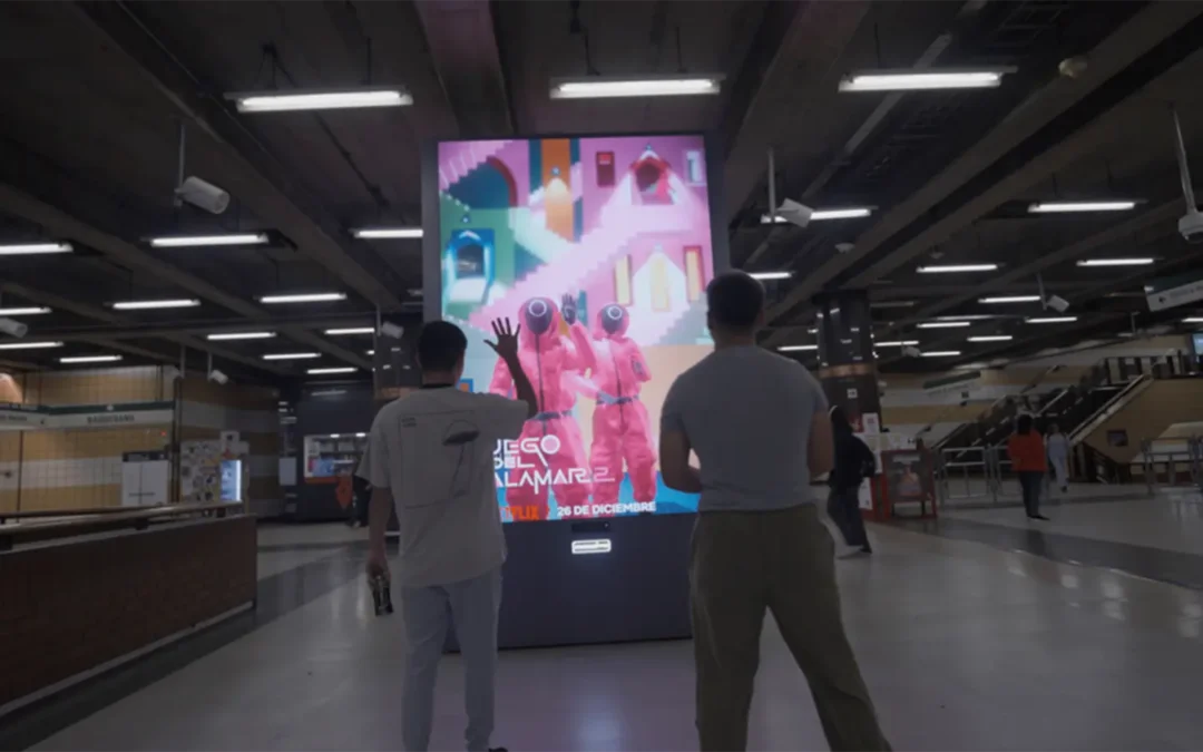 ¿Listo para jugar? Aparece pantalla en Metro Baquedano por el futuro estreno de “El Juego del Calamar 2”