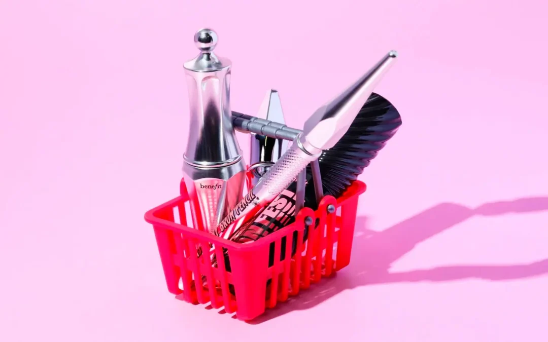 ¡Todo lo que necesitas este verano cabe en tu cosmetiquero! Descubre los minis de Benefit Cosmetics