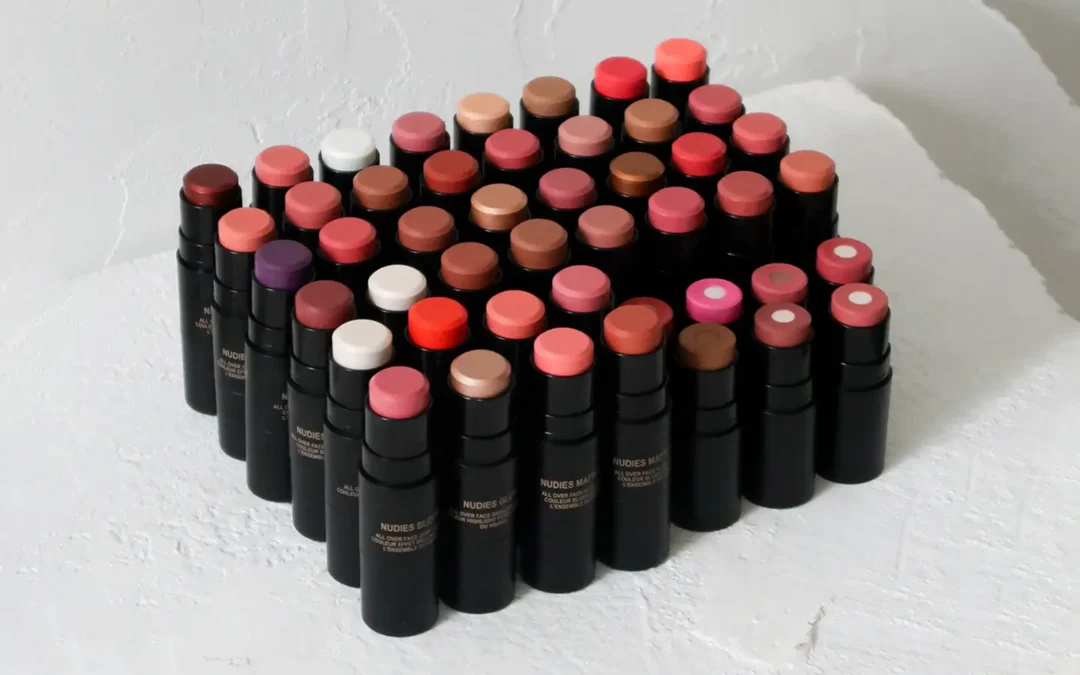 Llega a Chile Nudestix, la marca de maquillaje ícono de la belleza natural