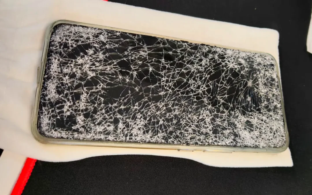 V40 SE: el dispositivo que cayó al Metro y salió apenas con la pantalla quebrada de las entrañas de Santiago