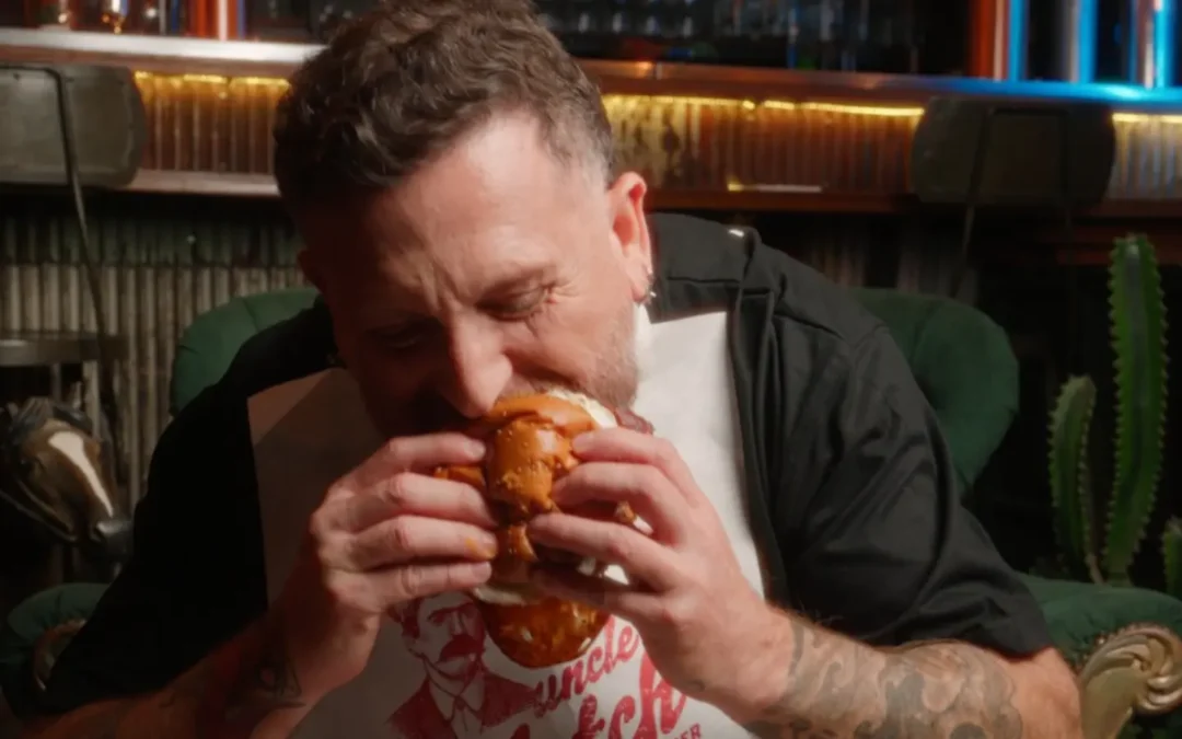 Comediante juan Pablo López crea su propia hamburguesa