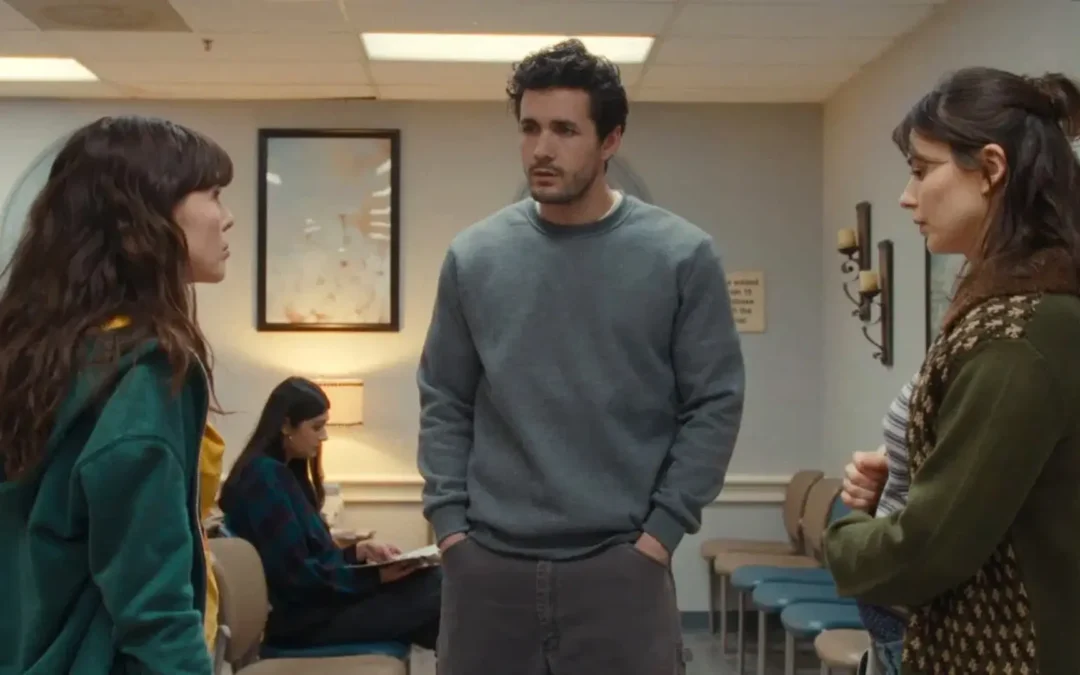 “Beso de tres”: la comedia romántica que reimagina el amor moderno llega a cines el 4 de diciembre