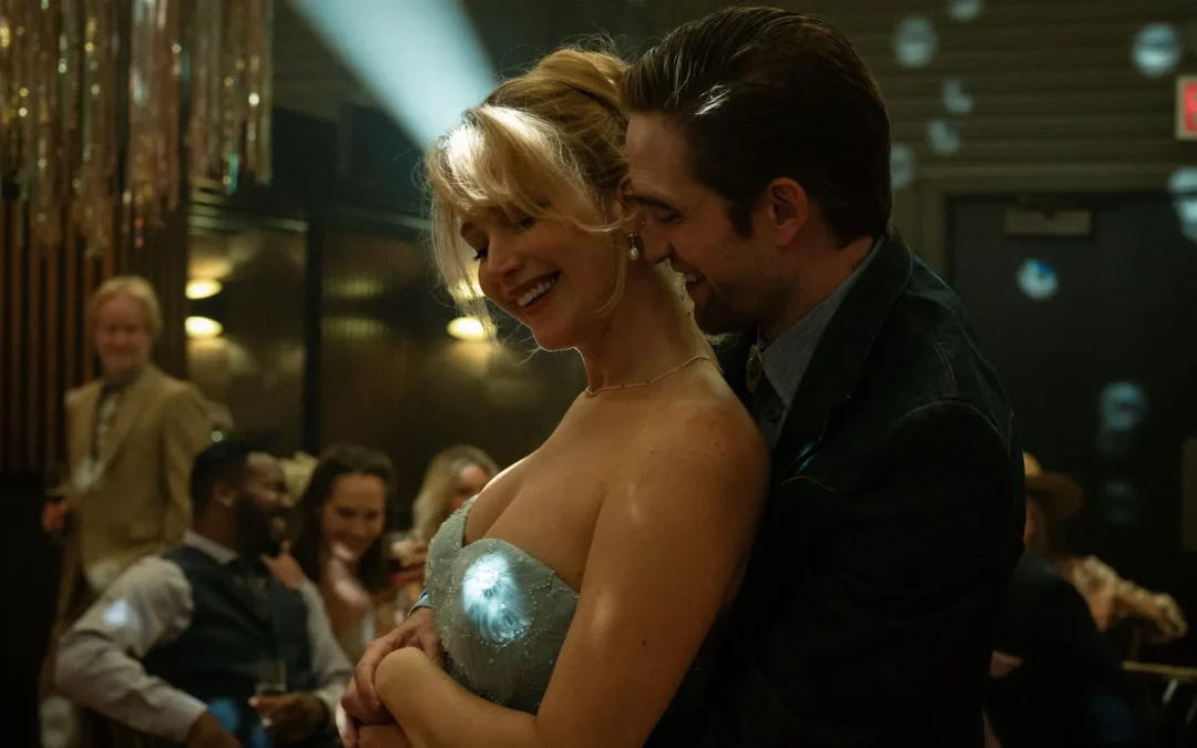 Jennifer Lawrence y Robert Pattinson protagonizan Mátate, amor: Revisa tráiler y nuevas imágenes