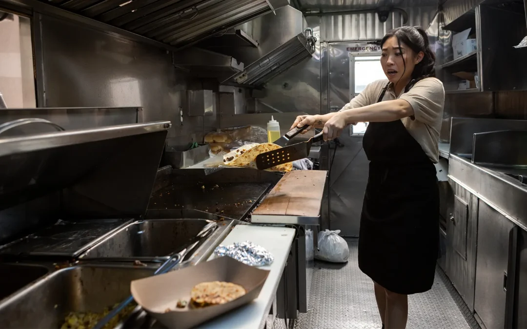 Apple TV estrena The Unlikely Cook with Awkwafina: la comediante redesciende su legado culinario en una serie de ocho episodios