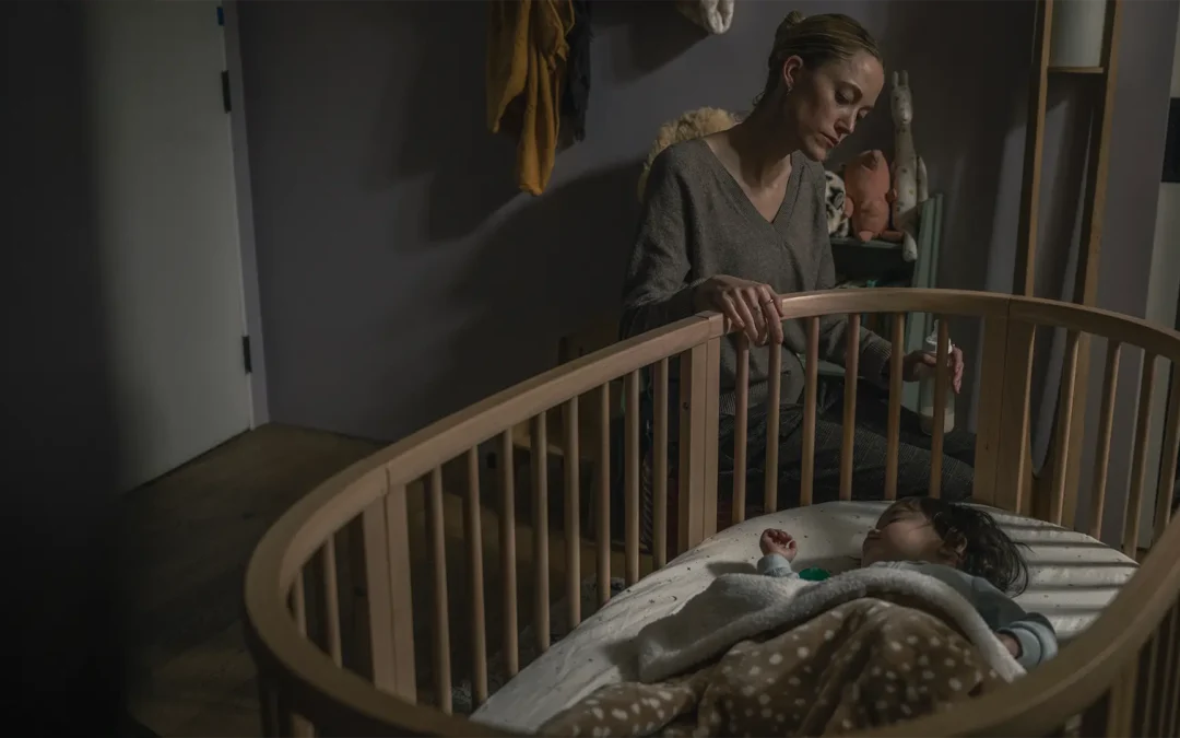 La mano que mece la cuna ya está en Disney+: thriller psicológico con Mary Elizabeth Winstead y Maika Monroe