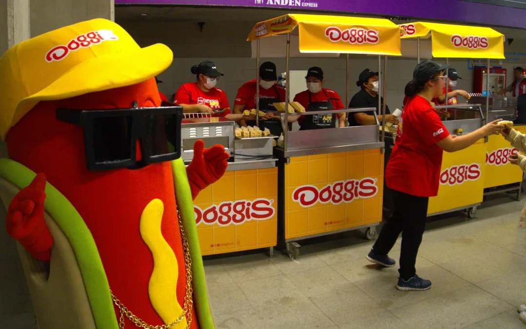 Doggis celebra el Mes del Hot Dog con intervención en Metro y tarjeta Bip! conmemorativa