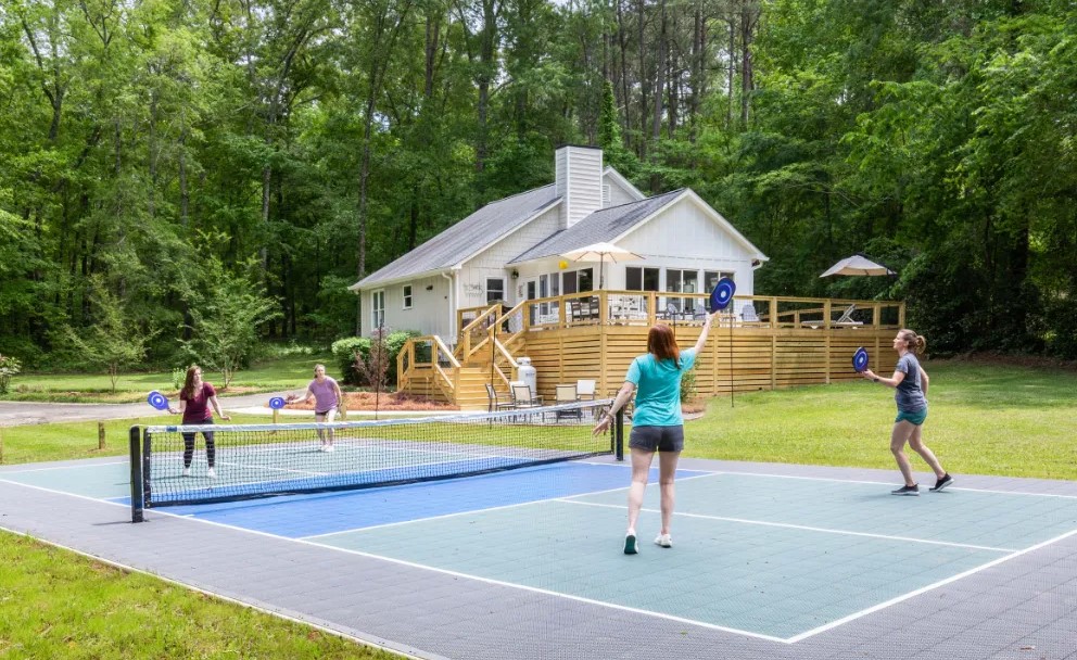 Pickleball courts at Admiral's Retreat