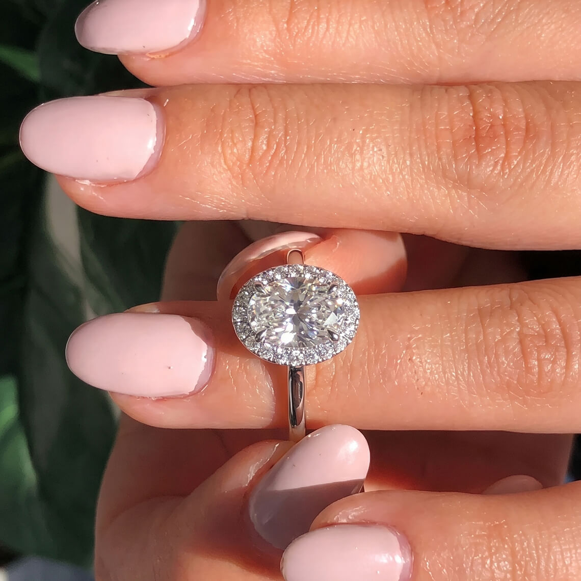 Oval engagement ring