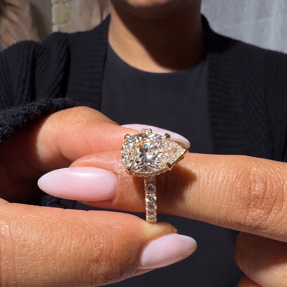 https://nyc3.digitaloceanspaces.com/uploadmediastorage/friendlydiamonds/blogstaticimg/usa/most-popular-celebrity-engagement-rings/pearsolitaire.jpg