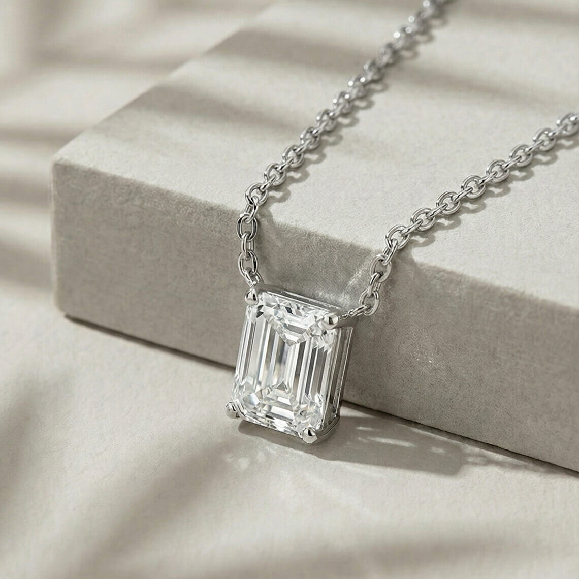 Solitaire necklace 