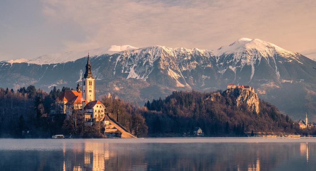 Lago con montañas de fondo en Bled, Eslovenia.