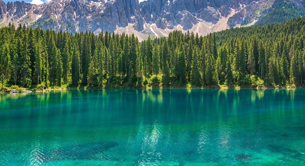 Lago con montañas de fondo