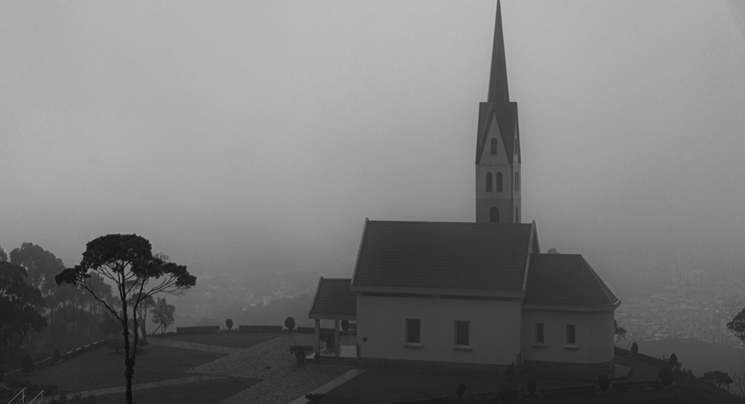 Iglesia con niebla en Pueblos Embrujados