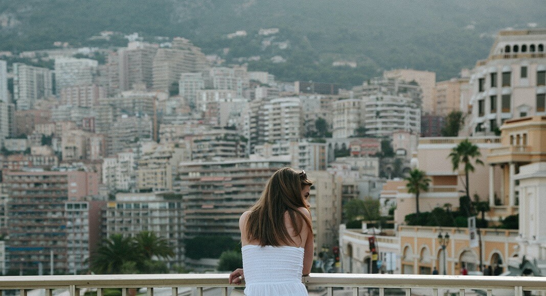 Mujer en mirador. Qué ver en Mónaco